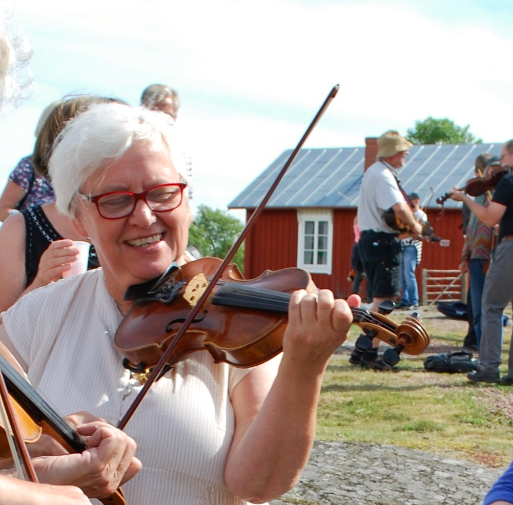 Siv Ekström spelar fiol