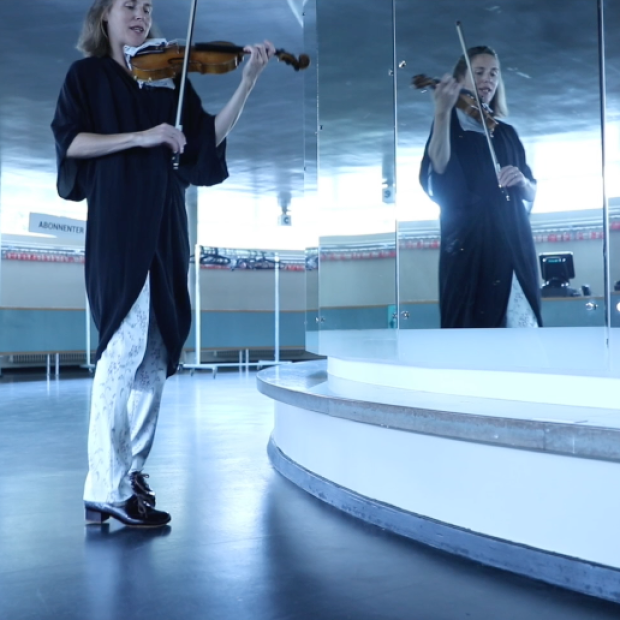 Cecilia dansar och spelar violin