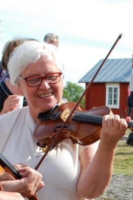Siv Ekström spelar fiol